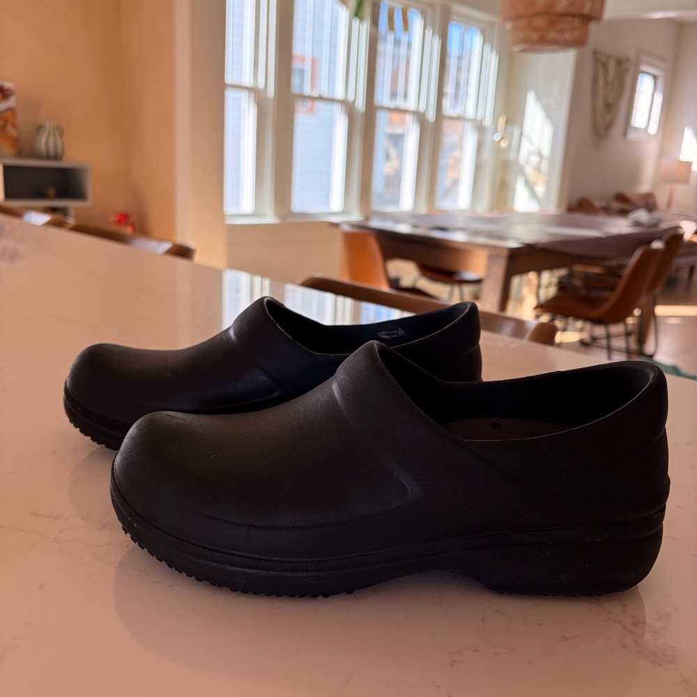 Crocs Black Matte Clogs Women’s 8 Gardening Nursing